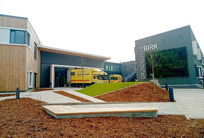 Möbeltransporter vor GGS Birk