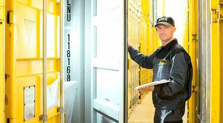 Mann öffnet Lagercontainer